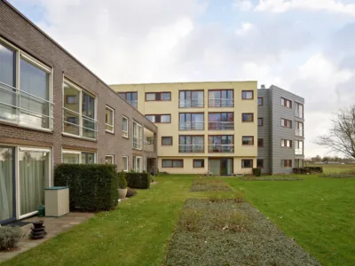 Foto van de buitenzijde van Huis ter Hagen in het dorp Driehuis in de gemeente Velsen.