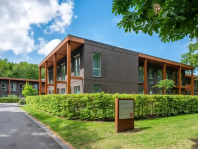 Foto van woonzorglocatie Horstendaal en Saanensduin in een mooie groene omgeving.